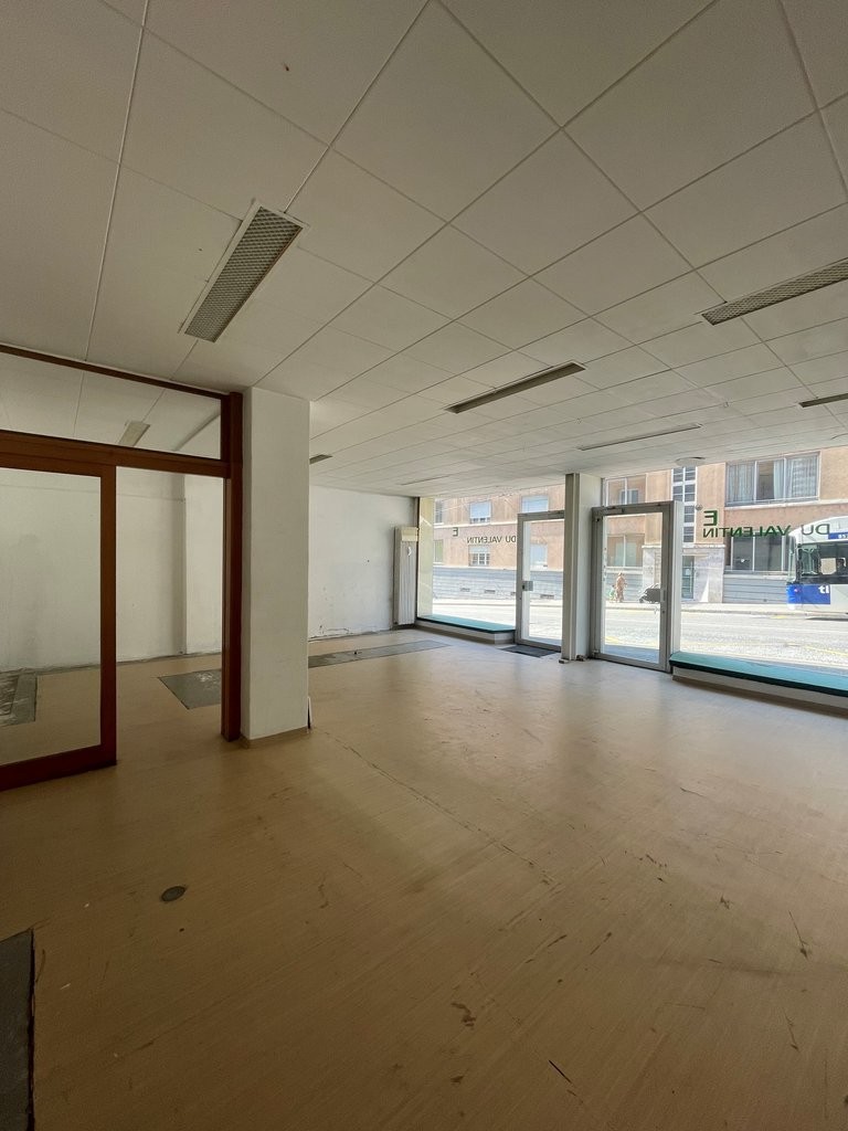 162m² shop