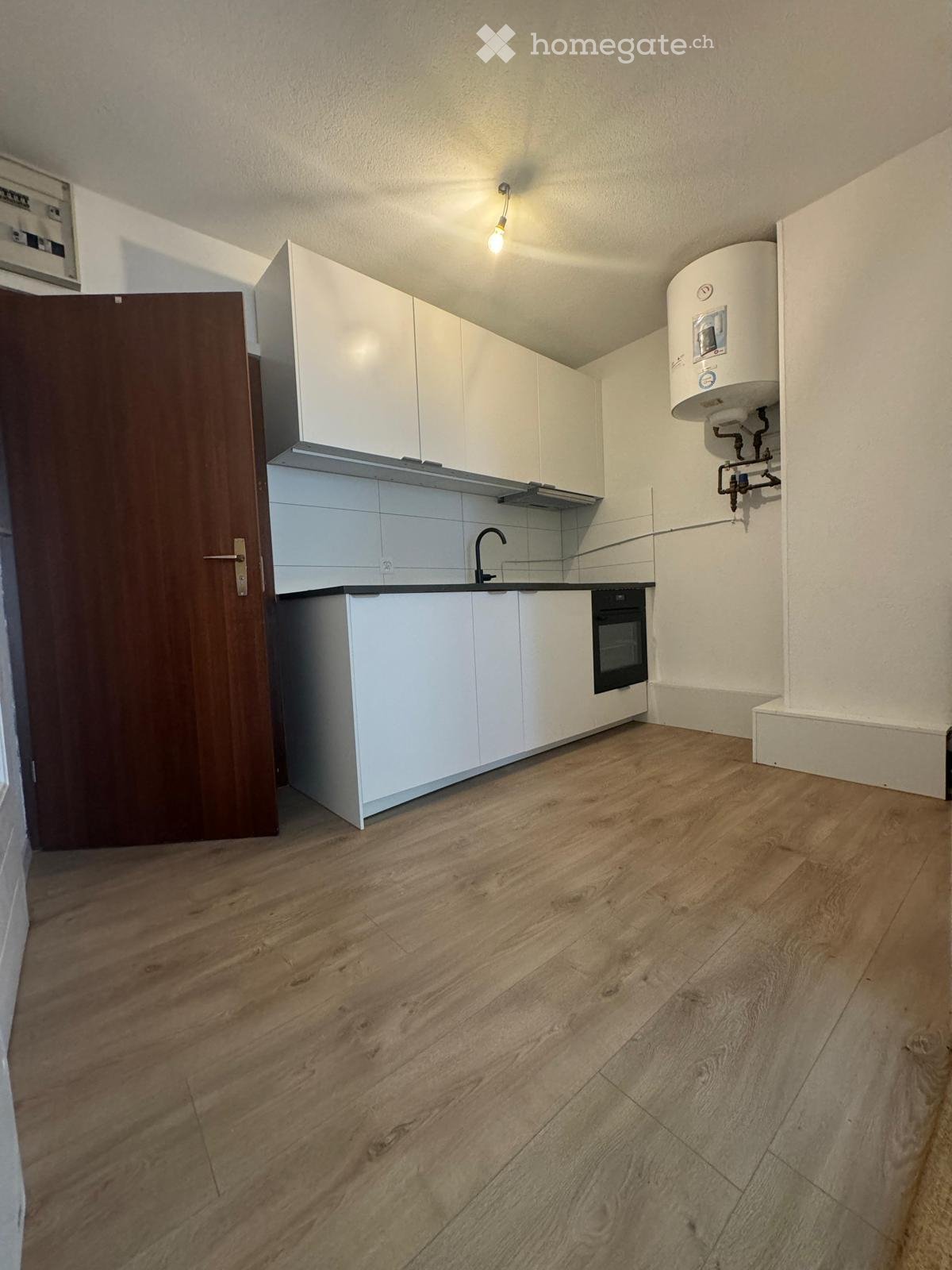 Studio meublé à louer à Moudon.
Idéalement placé au centre de Moudon. Très récemment rénové.
Libre 31/12/2026. Possibilité de déménagement plus tôt selon accord.
Loyer 1100 CHF charges comprises.