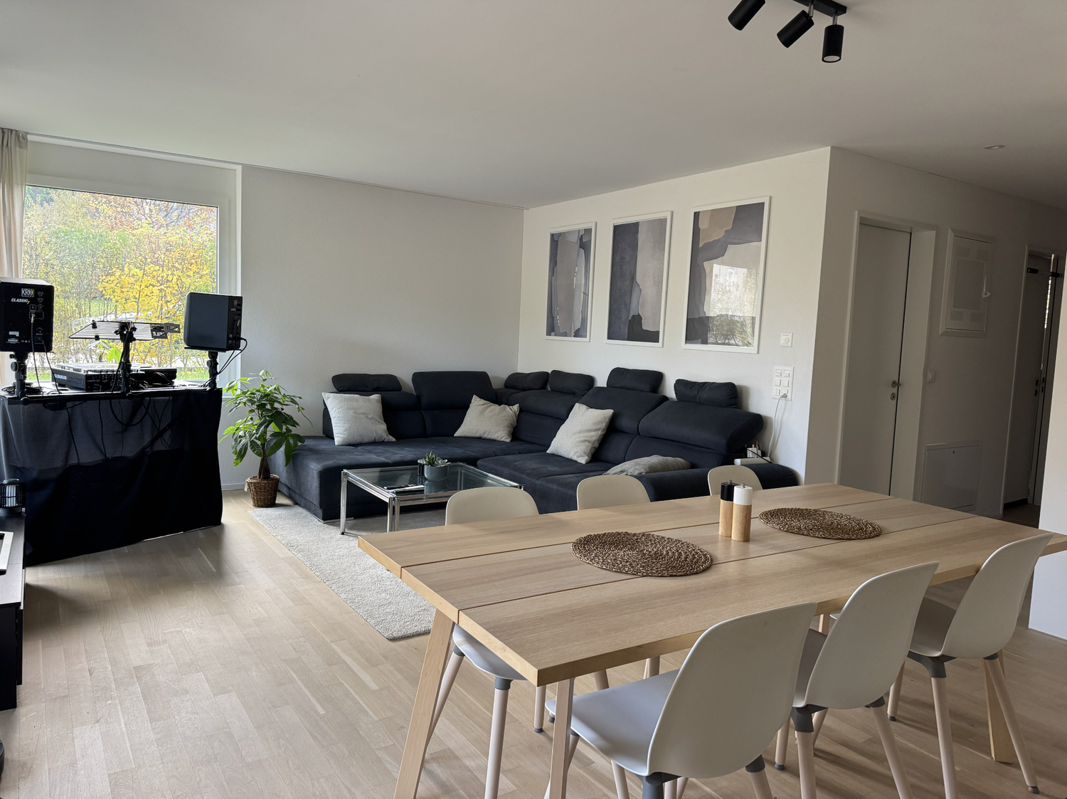 Chambre dans une colocation

Une chambre dans un appartement en colocation de deux personnes à Albisrieden, Zurich, sera disponible à partir de décembre 2026.  
  
La résidence, construite fin 2022, est située dans un quartier calme et paisible et bénéficie d'une excellente isolation phonique. L'app
