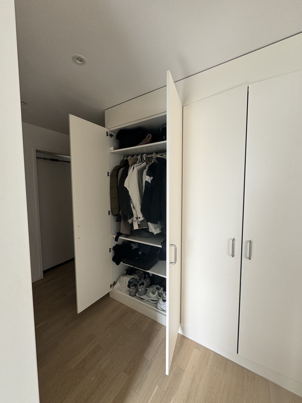 Chambre dans une colocation

Une chambre dans un appartement en colocation de deux personnes à Albisrieden, Zurich, sera disponible à partir de décembre 2026.  
  
La résidence, construite fin 2022, est située dans un quartier calme et paisible et bénéficie d'une excellente isolation phonique. L'app