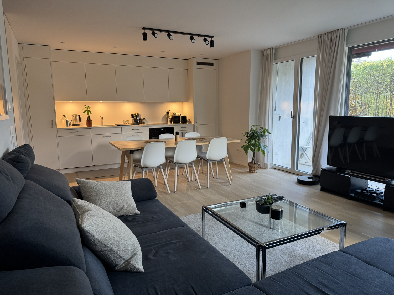 Chambre dans une colocation

Une chambre dans un appartement en colocation de deux personnes à Albisrieden, Zurich, sera disponible à partir de décembre 2026.  
  
La résidence, construite fin 2022, est située dans un quartier calme et paisible et bénéficie d'une excellente isolation phonique. L'app