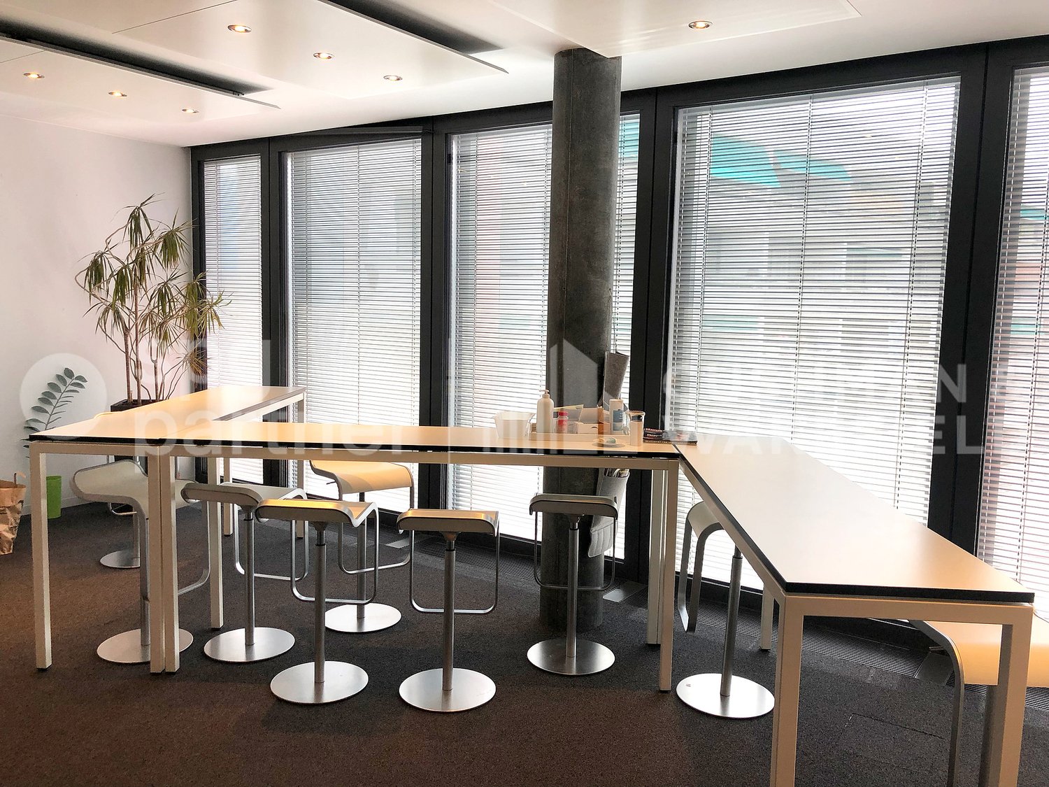 900m² office
