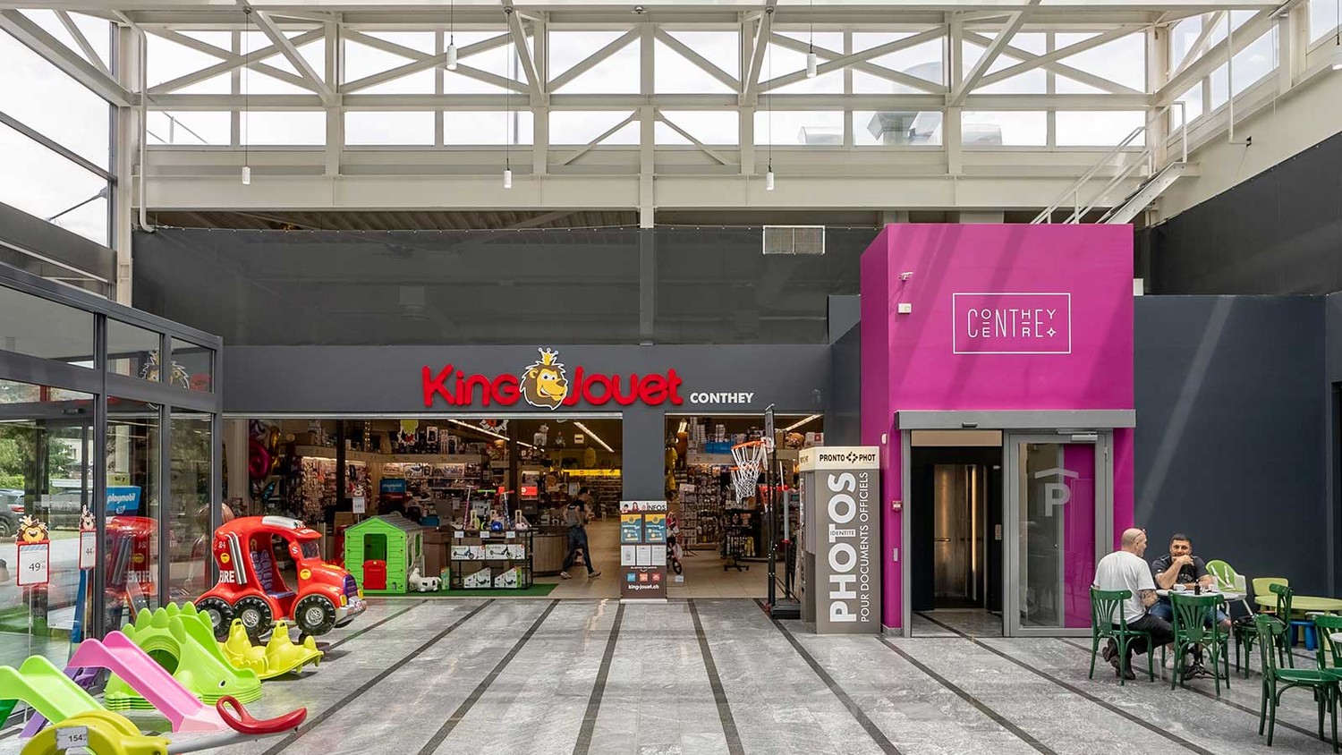 80m² department store