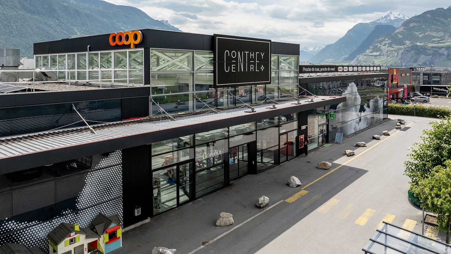 80m² department store