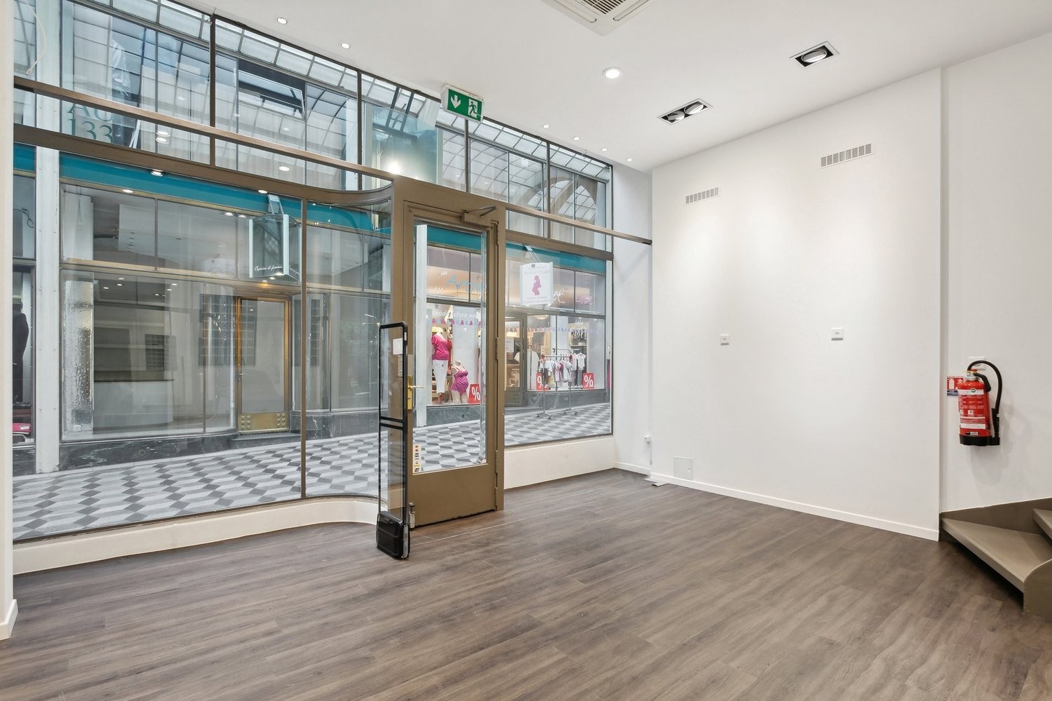165m² shop, photo 3 sur 9