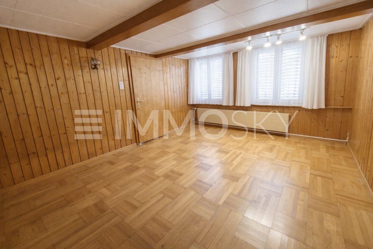 Maison individuelle de 4 ½ pièces

Cette maison rustique séduit les personnes qui recherchent du caractère plutôt que du standard. Elle convainc par beaucoup de bois, une atmosphère chaleureuse et un sentiment d'espace que l'on trouve rarement aujourd'hui. Ici, vous habitez de manière spacieuse, cha, photo 3 sur 6