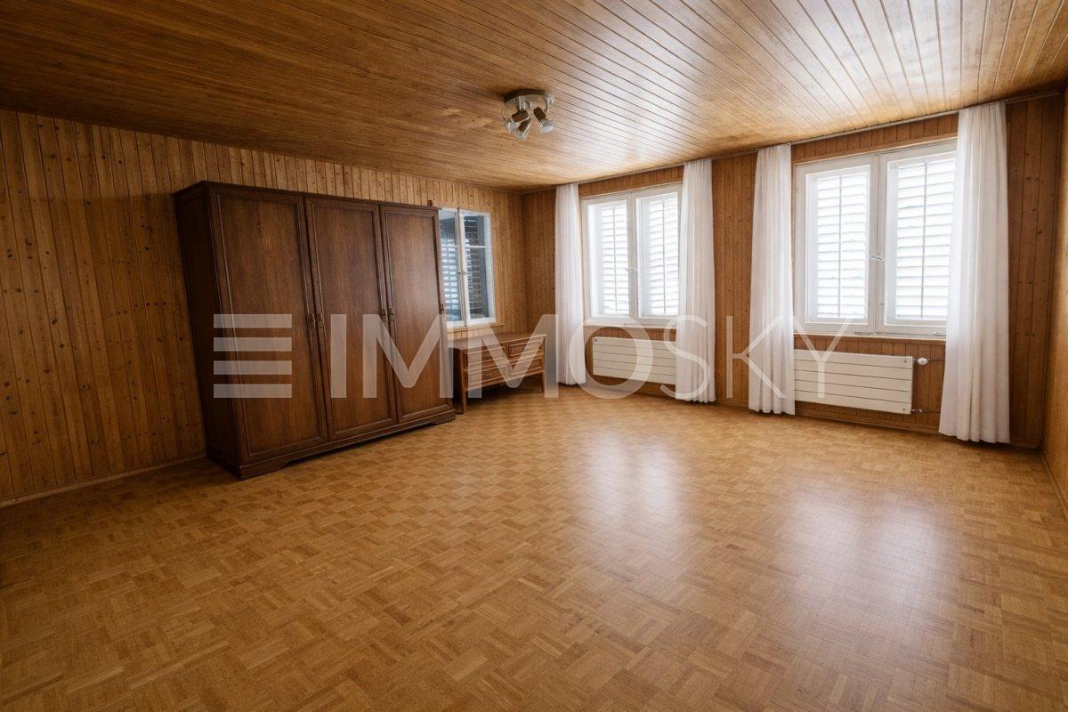 Maison individuelle de 4 ½ pièces

Cette maison rustique séduit les personnes qui recherchent du caractère plutôt que du standard. Elle convainc par beaucoup de bois, une atmosphère chaleureuse et un sentiment d'espace que l'on trouve rarement aujourd'hui. Ici, vous habitez de manière spacieuse, cha, photo 4 sur 6