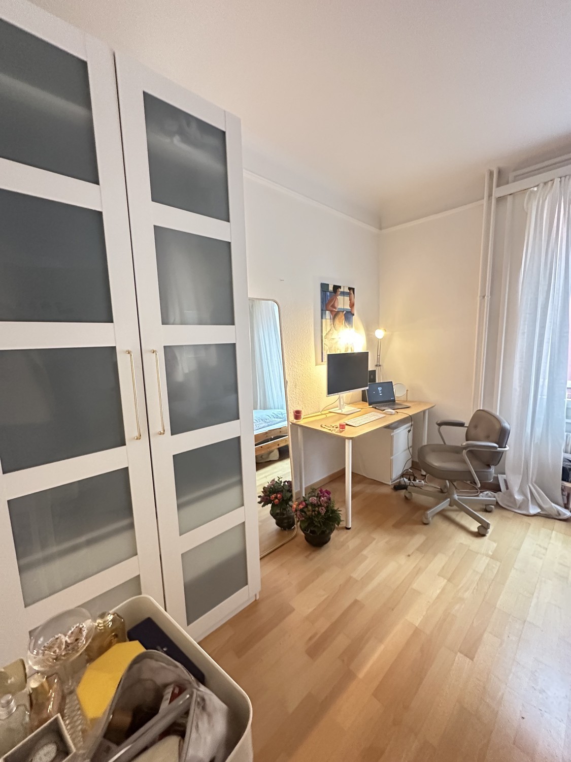 Chambre en colocation

Salut toi ! Tu es actuellement à la recherche d'une chambre en colocation ? Je loue ma magnifique chambre avec mes colocataires adorés à partir du 1 octobre. Si tu cherches quelque chose à court terme, c'est parfait ! L'appartement se trouve à 10 minutes à pied de l'ETH et de , photo 1 sur 5