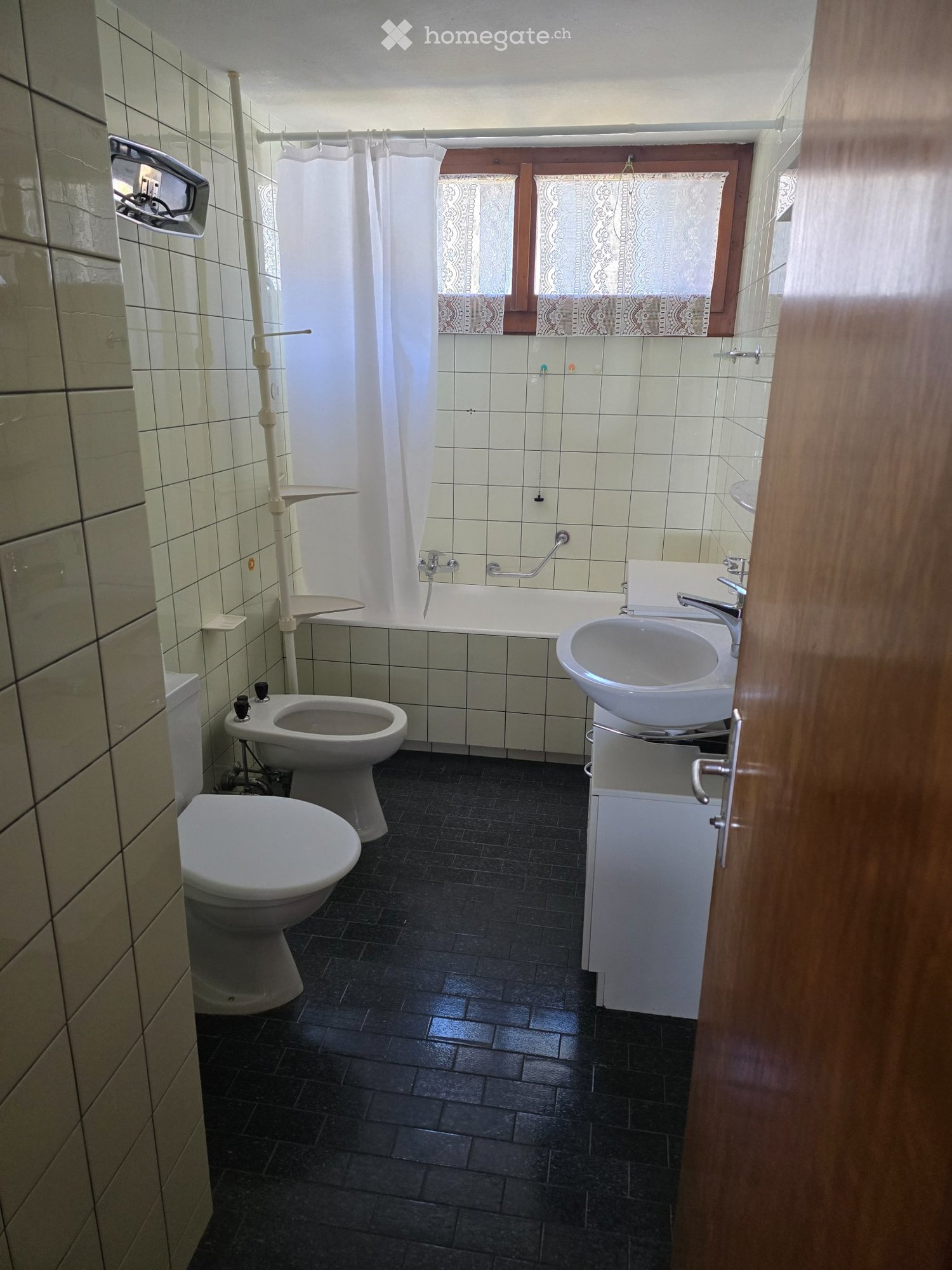 Appartement de 4 pièces

A louer dès le 01.12.2026 appartement à Ambri avec cuisine ouverte sur le séjour, deux chambres à coucher, salle de bain, et une autre chambre sous les combles. Loyer CHF 1'050.- + CHF 100.- d'acompte de charges. Grenier, cave et buanderie à disposition. Place de parc extéri, photo 1 sur 5