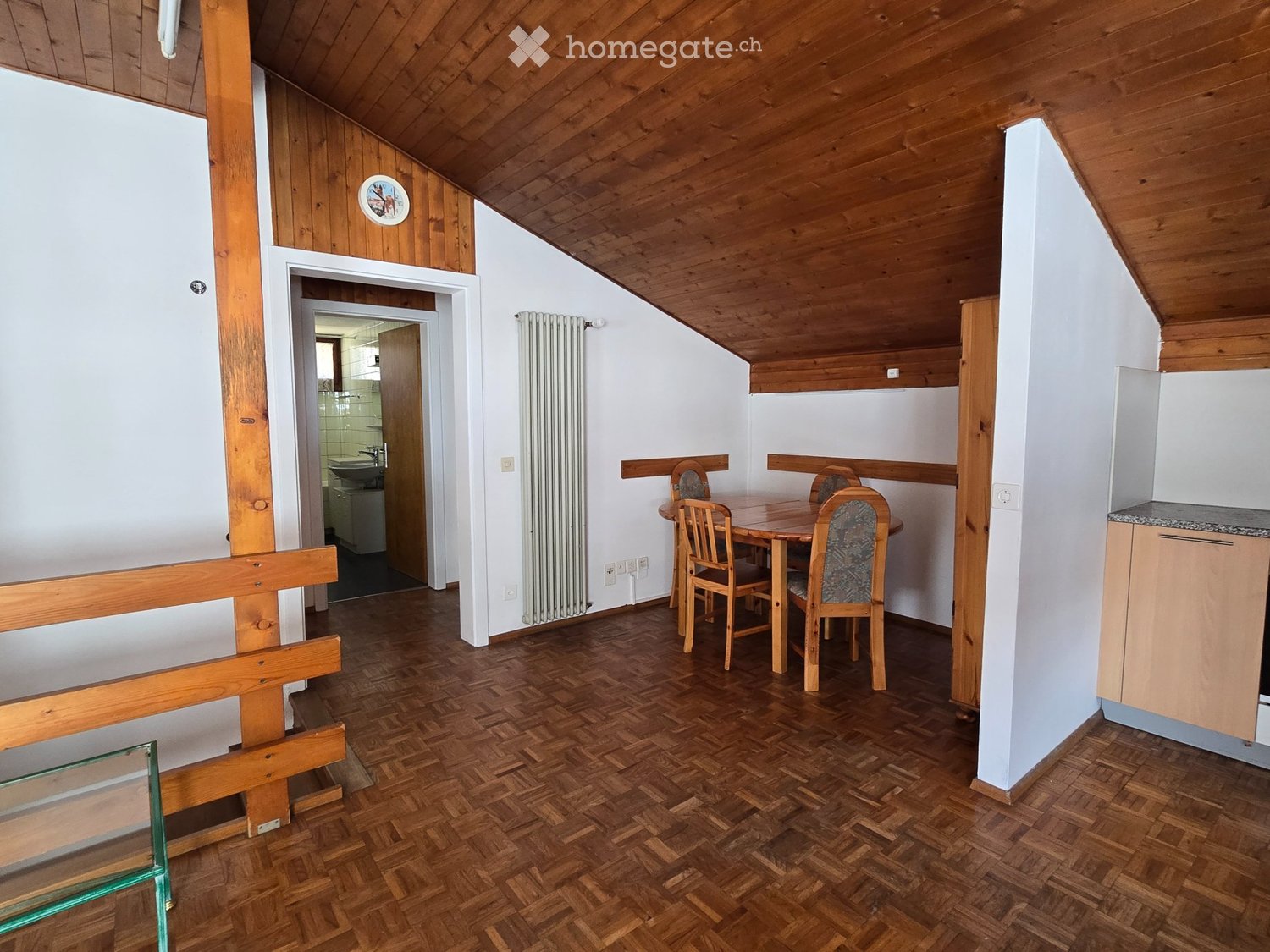 Appartement de 4 pièces

A louer dès le 01.12.2026 appartement à Ambri avec cuisine ouverte sur le séjour, deux chambres à coucher, salle de bain, et une autre chambre sous les combles. Loyer CHF 1'050.- + CHF 100.- d'acompte de charges. Grenier, cave et buanderie à disposition. Place de parc extéri, photo 3 sur 5