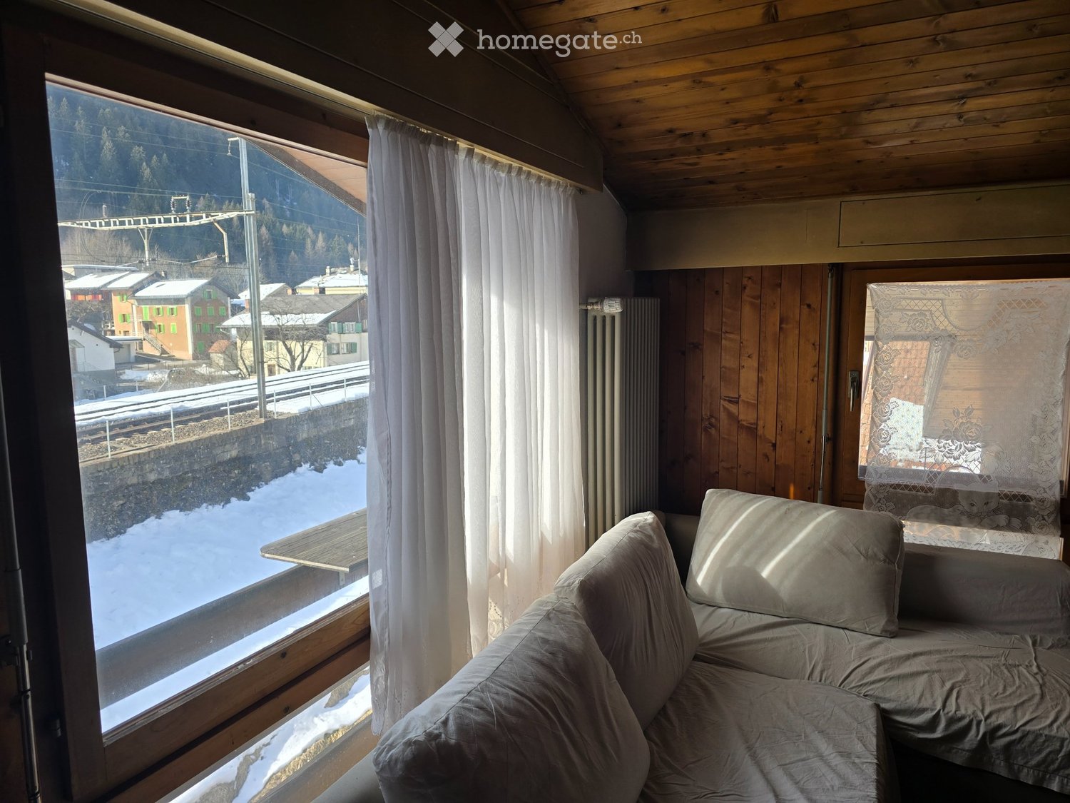Appartement de 4 pièces

A louer dès le 01.12.2026 appartement à Ambri avec cuisine ouverte sur le séjour, deux chambres à coucher, salle de bain, et une autre chambre sous les combles. Loyer CHF 1'050.- + CHF 100.- d'acompte de charges. Grenier, cave et buanderie à disposition. Place de parc extéri, photo 4 sur 5