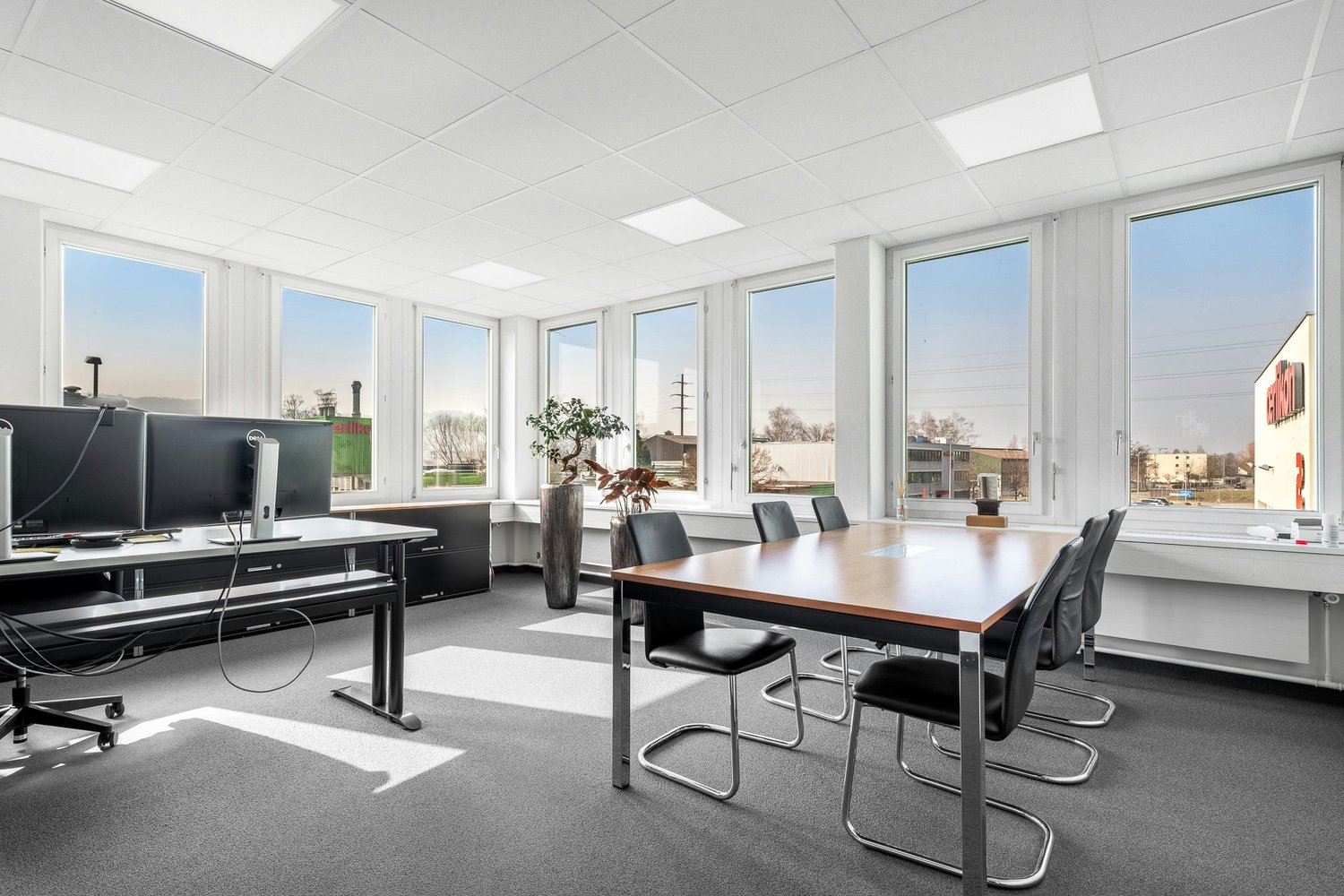 1010m² office