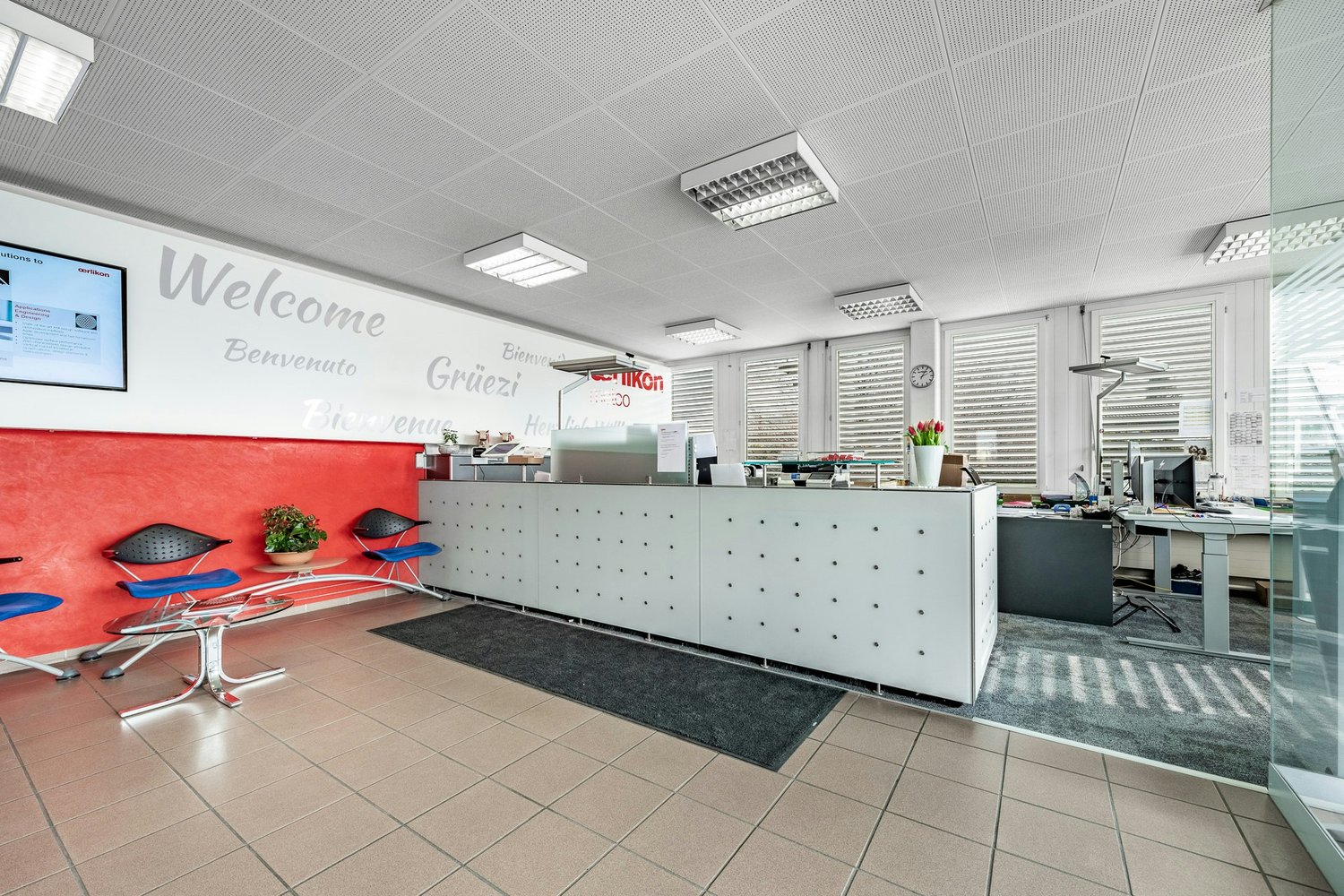 1010m² office