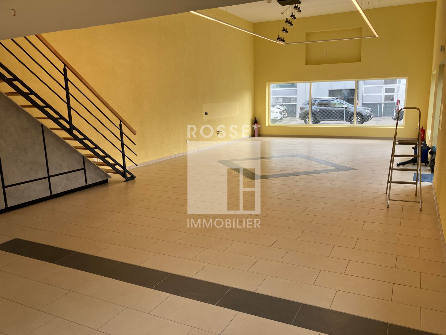 100m² shop