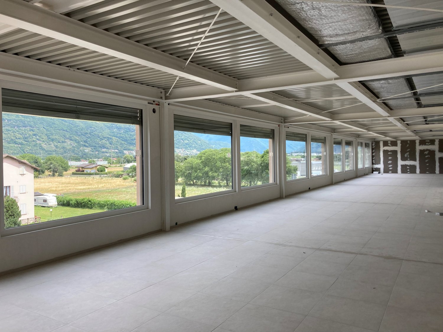 Grand magasin de 242m², photo 2 sur 10
