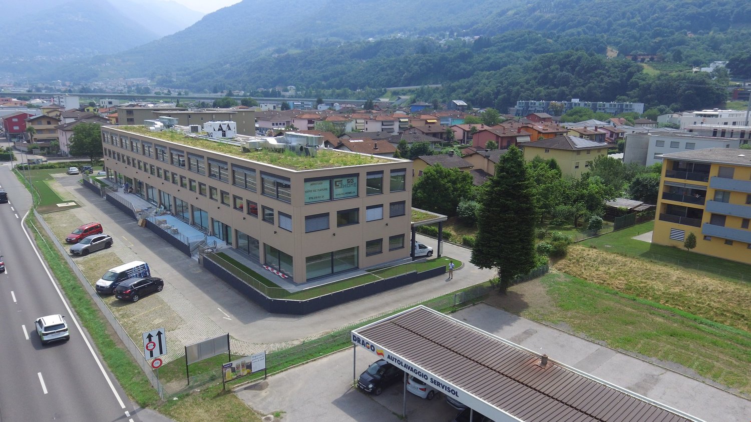 Grand magasin de 242m², photo 1 sur 10