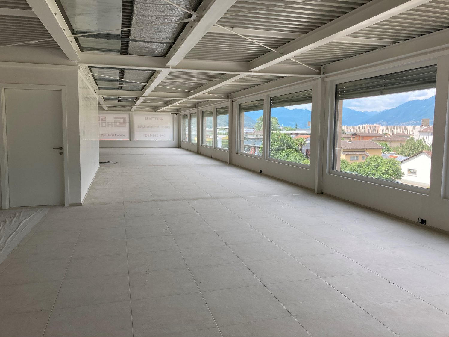 Grand magasin de 242m², photo 4 sur 10