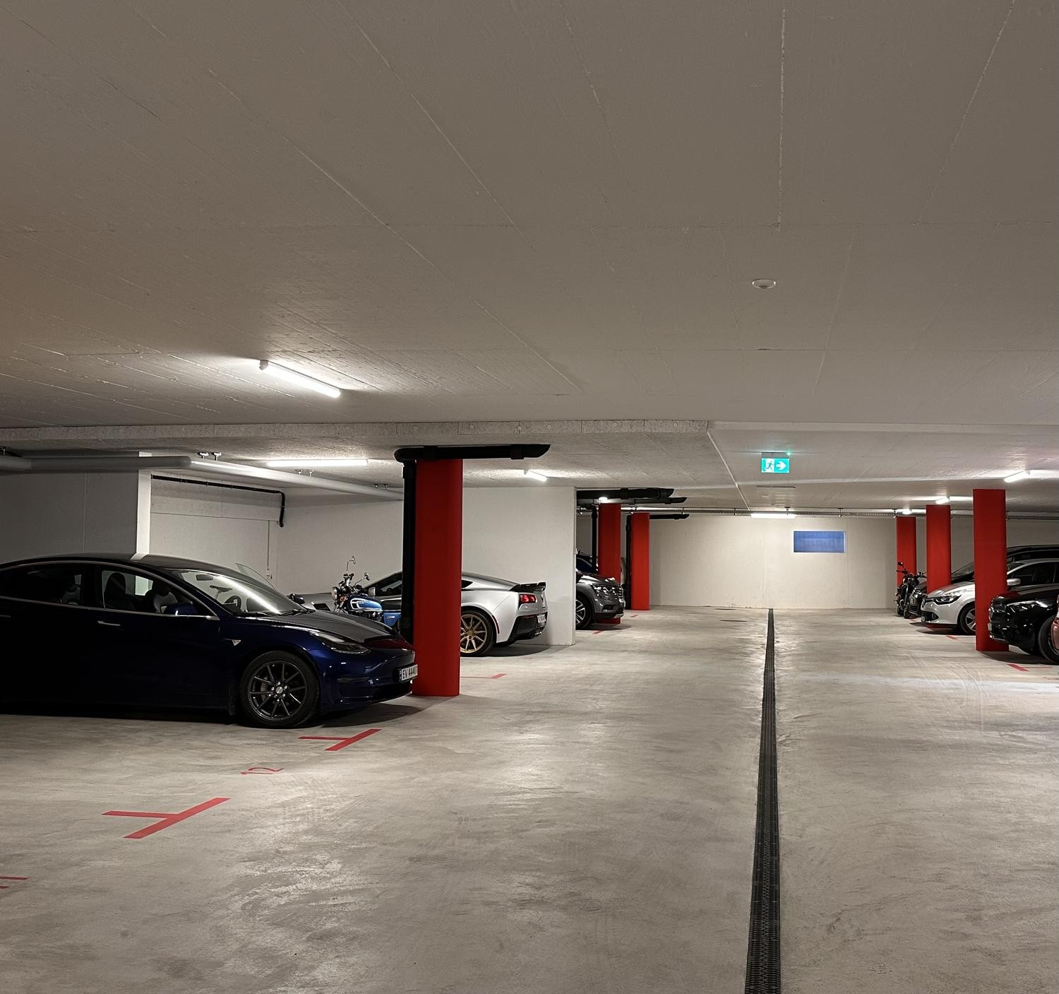 Place de parc en garage couvert, photo 2 sur 3