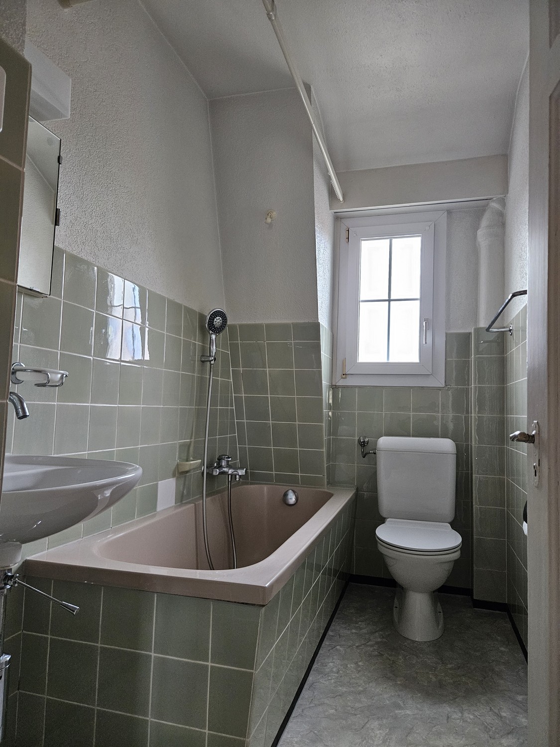 appartement de 4 ½ pièces

apartement de style Jugendstil très lumineux et agréable de 4.5 pièces à Gossau City

- colocation autorisée après accord
- 4 pièces spacieuses
- cuisine avec place pour une table à manger
- entrée spacieuse
- connexion fibre optique
- parquet en bois
- place de parc possi, photo 10 sur 10