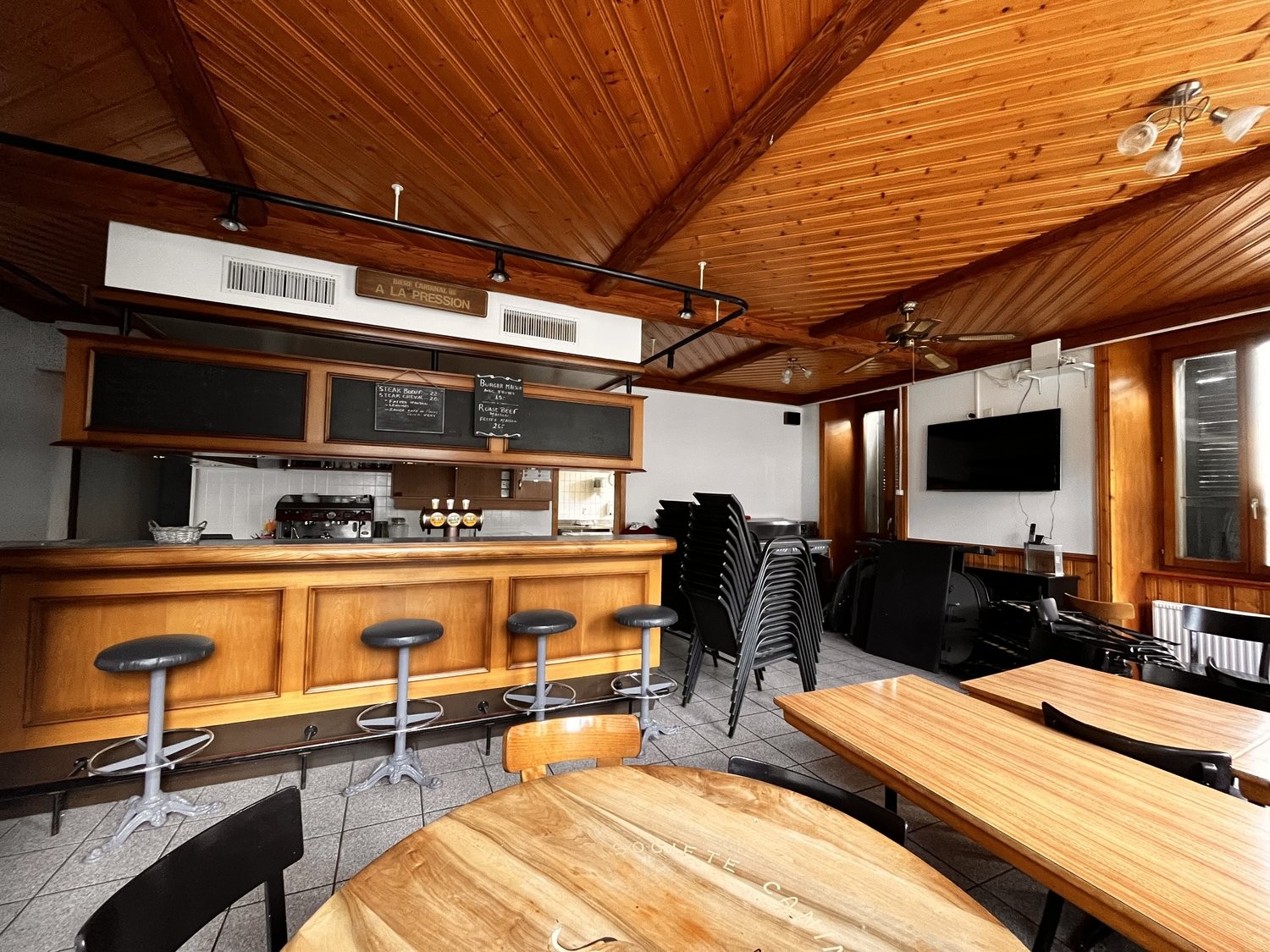 126m² shop, photo 1 sur 6