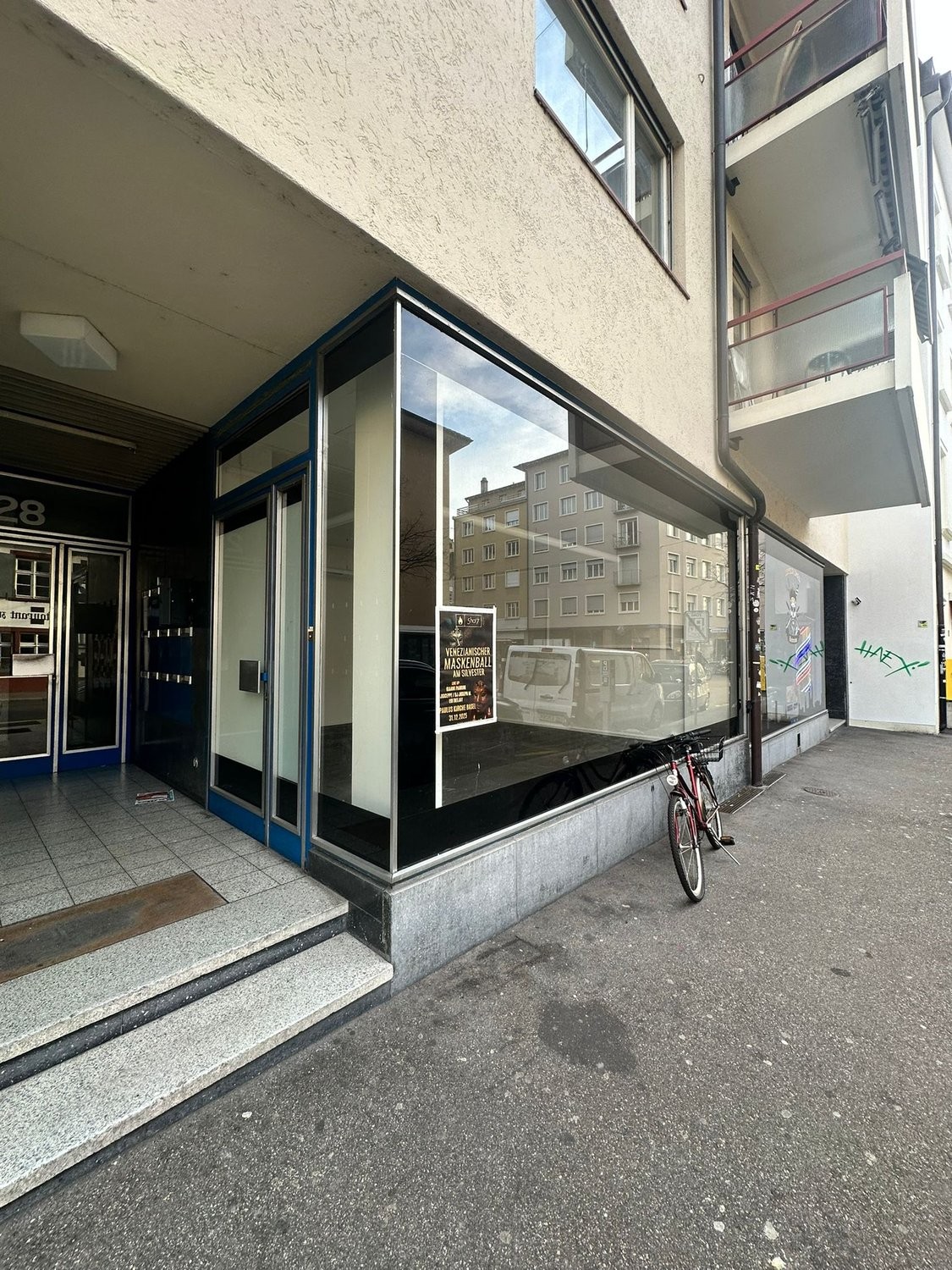110m² shop, photo 1 sur 6