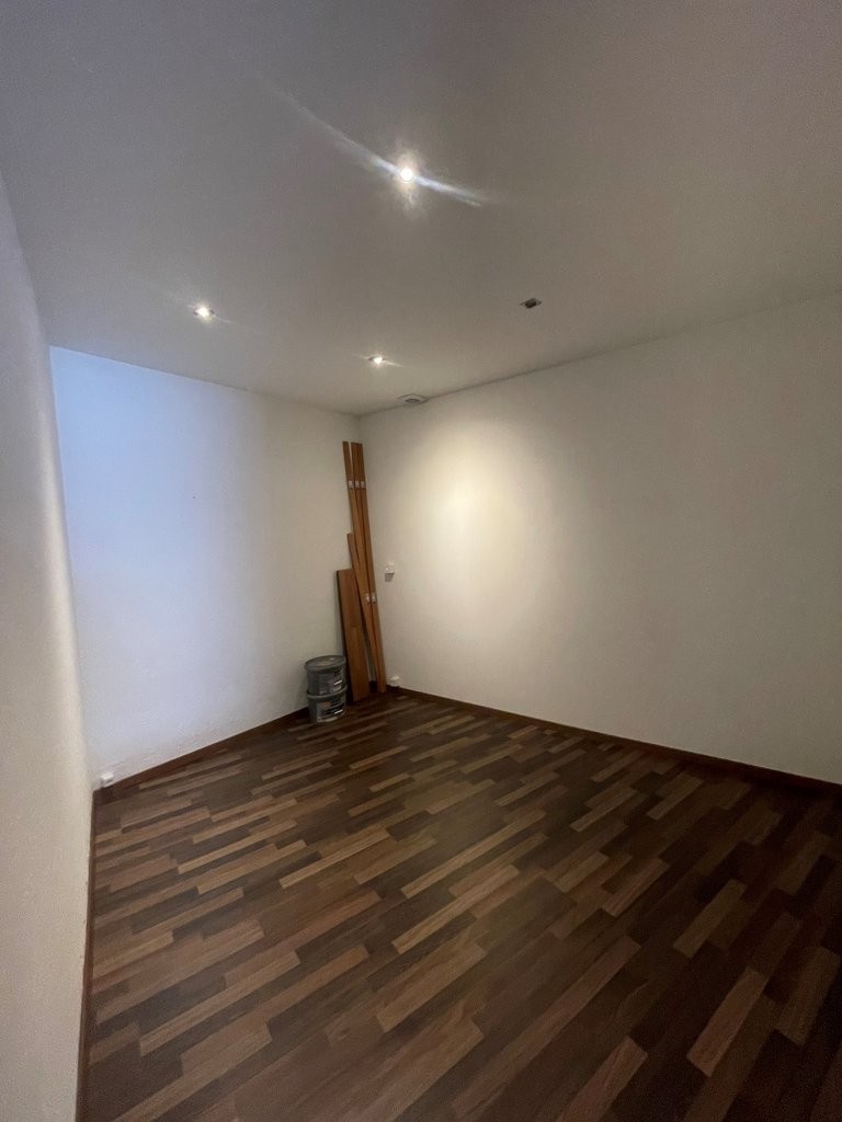 135m² shop