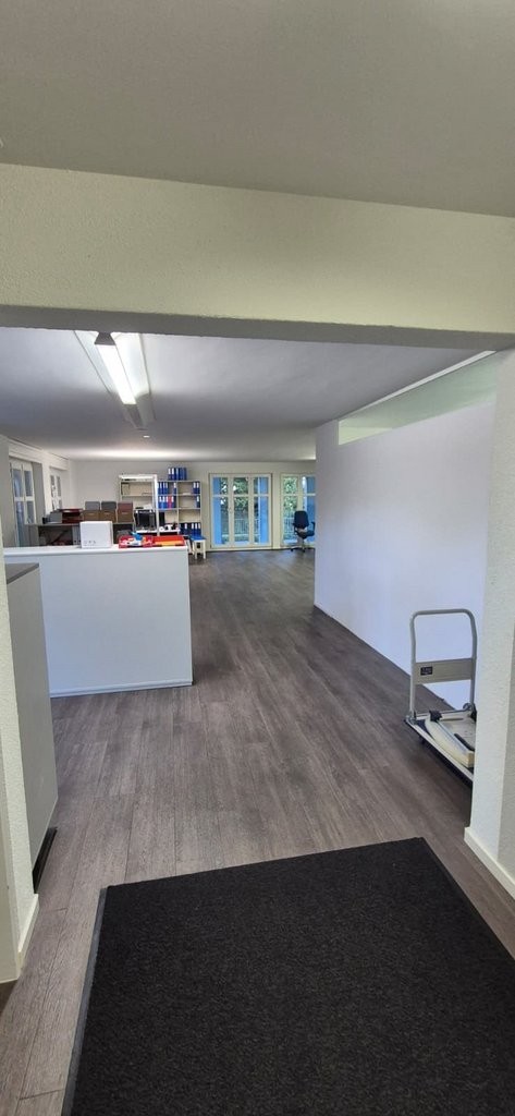 Bureaux de 107m²

Nous louons, immédiatement ou à convenir, une surface de bureaux attractive et polyvalente d'environ 107 m2 au Ländliweg 6 à Baden.

Les locaux offrent un plan fonctionnel et des possibilités d'utilisation flexibles. Qu'il s'agisse d'un bureau classique, d'une entreprise de conseil