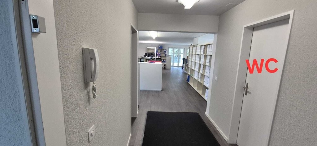 Bureaux de 107m²

Nous louons, immédiatement ou à convenir, une surface de bureaux attractive et polyvalente d'environ 107 m2 au Ländliweg 6 à Baden.

Les locaux offrent un plan fonctionnel et des possibilités d'utilisation flexibles. Qu'il s'agisse d'un bureau classique, d'une entreprise de conseil