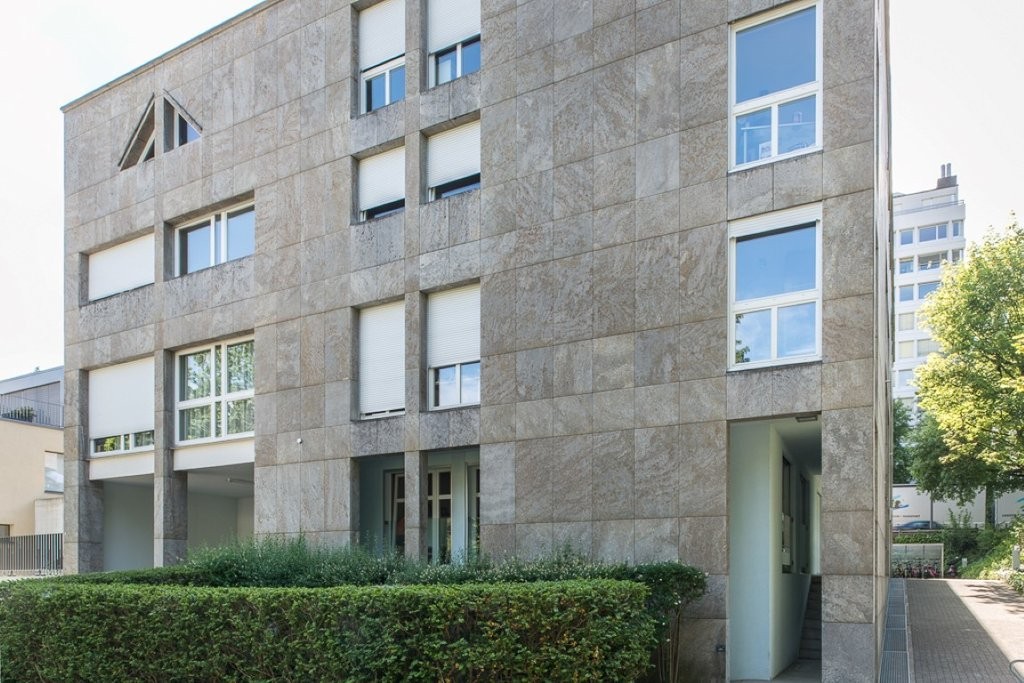 Bureaux de 107m²

Nous louons, immédiatement ou à convenir, une surface de bureaux attractive et polyvalente d'environ 107 m2 au Ländliweg 6 à Baden.

Les locaux offrent un plan fonctionnel et des possibilités d'utilisation flexibles. Qu'il s'agisse d'un bureau classique, d'une entreprise de conseil