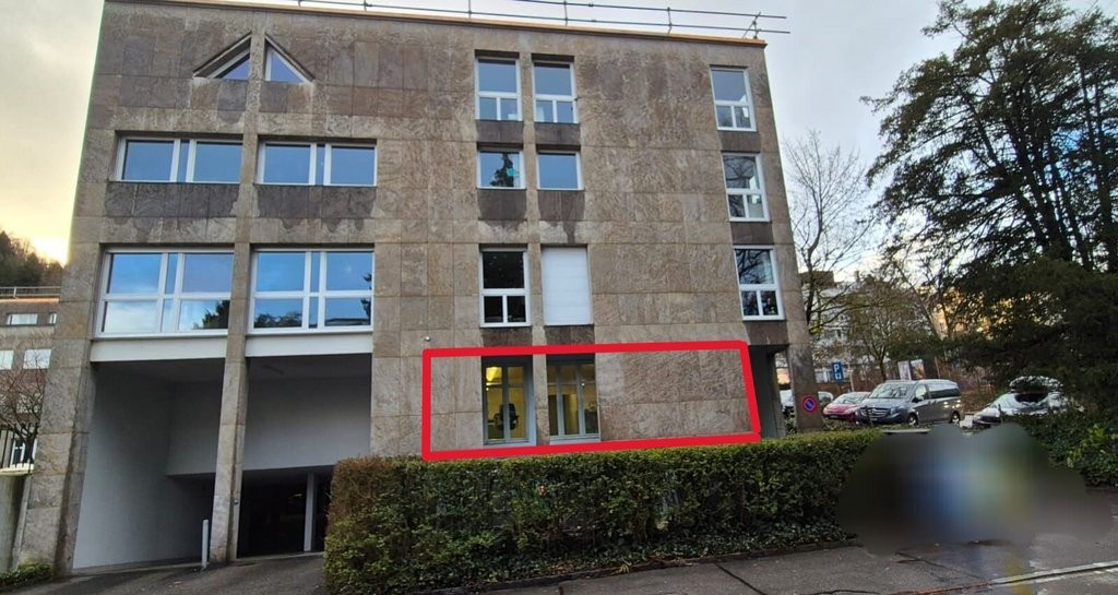 Bureaux de 107m²

Nous louons, immédiatement ou à convenir, une surface de bureaux attractive et polyvalente d'environ 107 m2 au Ländliweg 6 à Baden.

Les locaux offrent un plan fonctionnel et des possibilités d'utilisation flexibles. Qu'il s'agisse d'un bureau classique, d'une entreprise de conseil