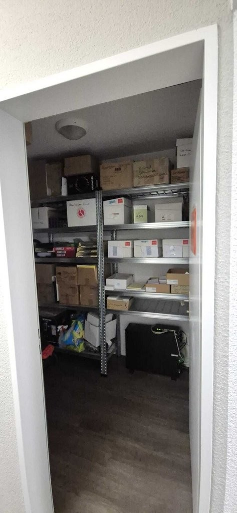 Bureaux de 107m²

Nous louons, immédiatement ou à convenir, une surface de bureaux attractive et polyvalente d'environ 107 m2 au Ländliweg 6 à Baden.

Les locaux offrent un plan fonctionnel et des possibilités d'utilisation flexibles. Qu'il s'agisse d'un bureau classique, d'une entreprise de conseil