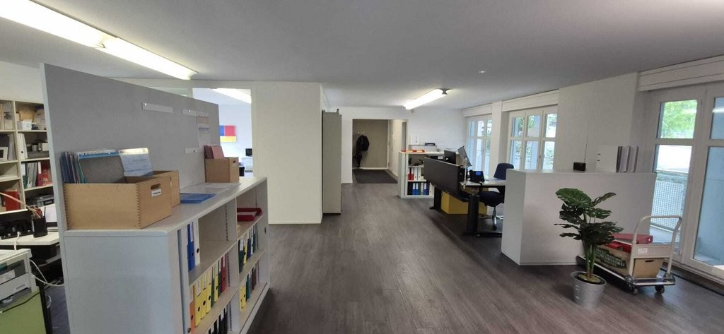 Bureaux de 107m²

Nous louons, immédiatement ou à convenir, une surface de bureaux attractive et polyvalente d'environ 107 m2 au Ländliweg 6 à Baden.

Les locaux offrent un plan fonctionnel et des possibilités d'utilisation flexibles. Qu'il s'agisse d'un bureau classique, d'une entreprise de conseil