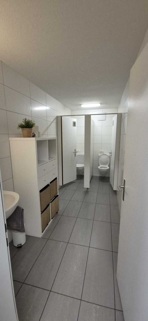 Bureaux de 107m²

Nous louons, immédiatement ou à convenir, une surface de bureaux attractive et polyvalente d'environ 107 m2 au Ländliweg 6 à Baden.

Les locaux offrent un plan fonctionnel et des possibilités d'utilisation flexibles. Qu'il s'agisse d'un bureau classique, d'une entreprise de conseil