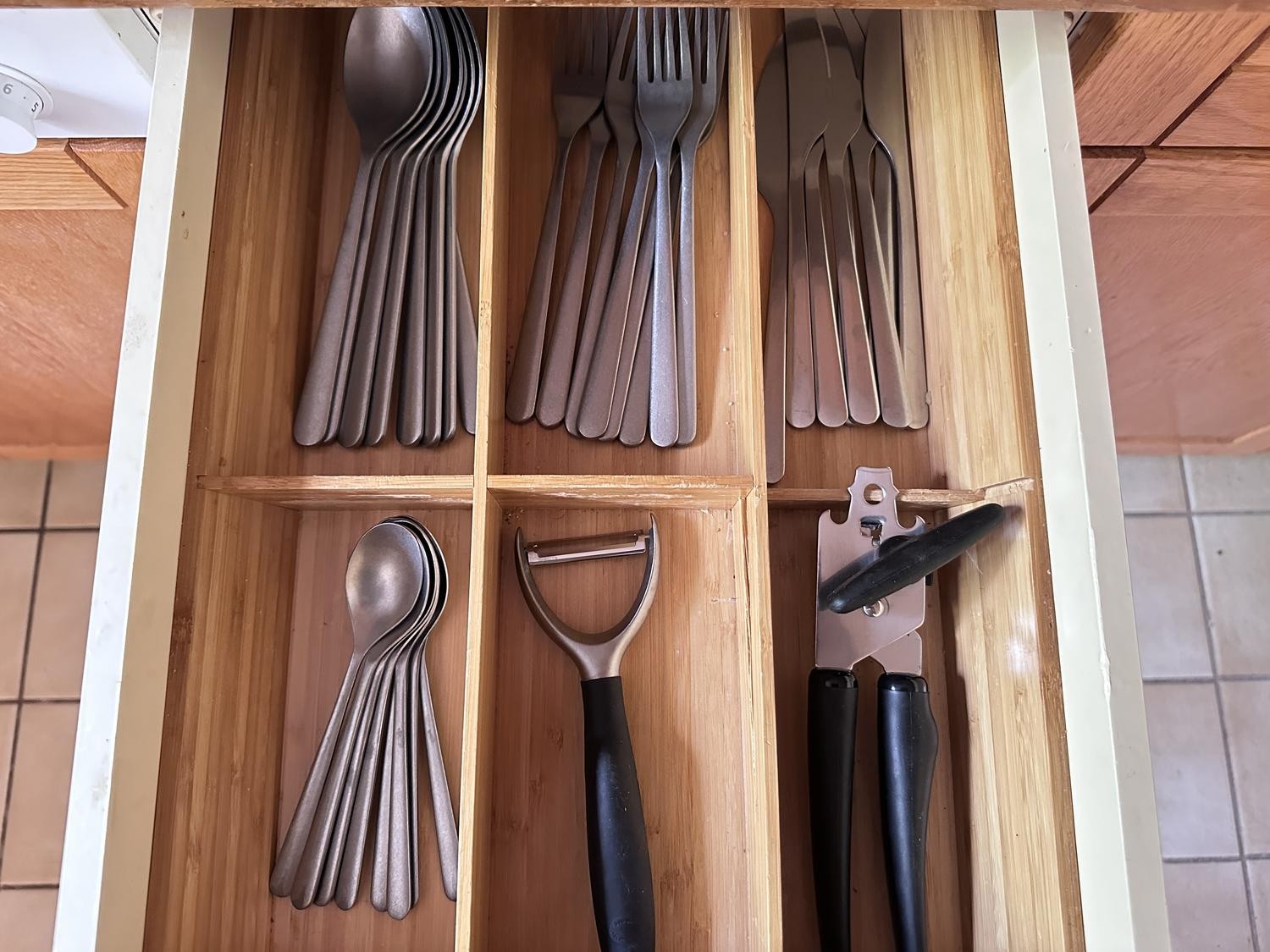 Chambre dans une colocation

Nous pouvons louer cette chambre meublée de manière simple et pratique, **limitée jusqu'au 31 mars 2027**, dans une belle maison et un emplacement spacieux à Küsnacht (Zürich) avec des liaisons rapides en transports publics. Il s'agit d'une colocation avec d'autres jeune
