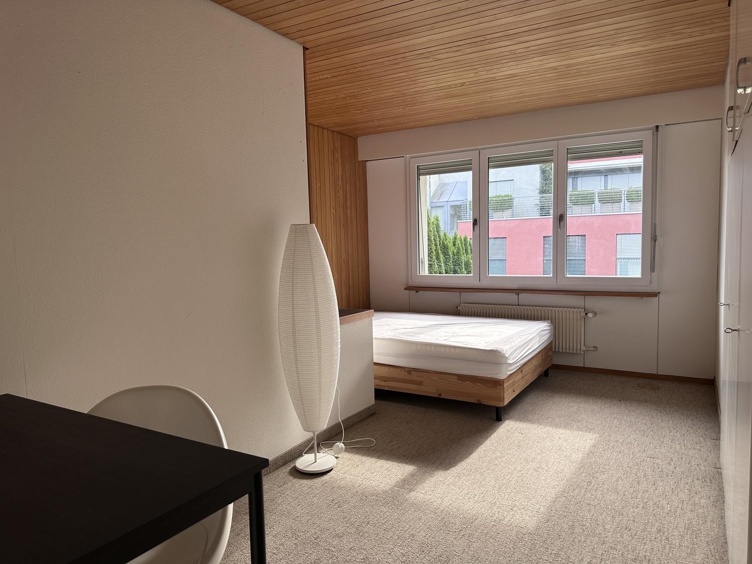 Chambre dans une colocation

Nous pouvons louer cette chambre meublée de manière simple et pratique, **limitée jusqu'au 31 mars 2027**, dans une belle maison et un emplacement spacieux à Küsnacht (Zürich) avec des liaisons rapides en transports publics. Il s'agit d'une colocation avec d'autres jeune