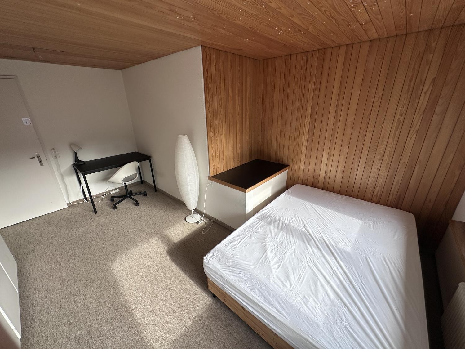 Chambre dans une colocation

Nous pouvons louer cette chambre meublée de manière simple et pratique, **limitée jusqu'au 31 mars 2027**, dans une belle maison et un emplacement spacieux à Küsnacht (Zürich) avec des liaisons rapides en transports publics. Il s'agit d'une colocation avec d'autres jeune
