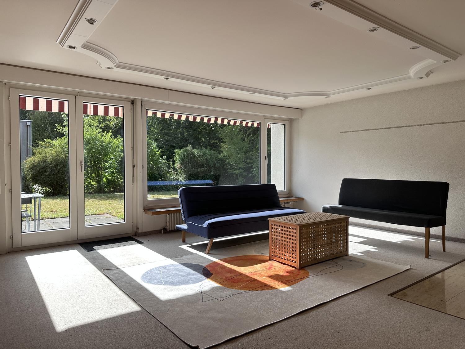 Chambre dans une colocation

Nous pouvons louer cette chambre meublée de manière simple et pratique, **limitée jusqu'au 31 mars 2027**, dans une belle maison et un emplacement spacieux à Küsnacht (Zürich) avec des liaisons rapides en transports publics. Il s'agit d'une colocation avec d'autres jeune