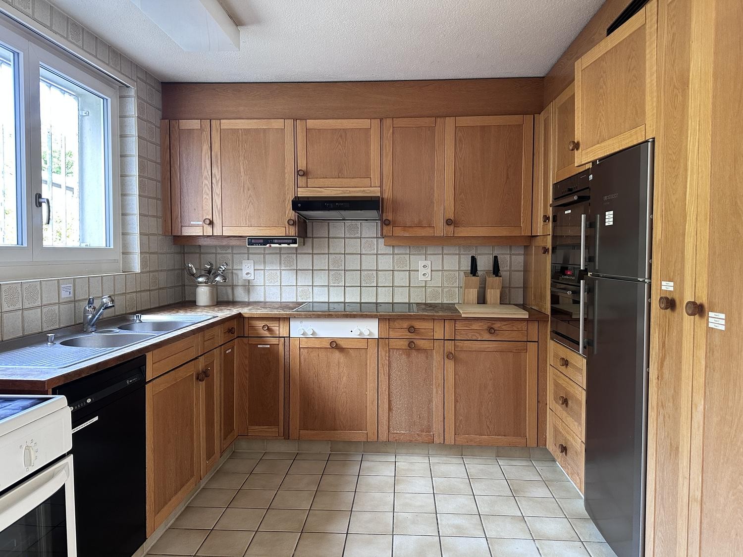 Chambre dans une colocation

Nous pouvons louer cette chambre meublée de manière simple et pratique, **limitée jusqu'au 31 mars 2027**, dans une belle maison et un emplacement spacieux à Küsnacht (Zürich) avec des liaisons rapides en transports publics. Il s'agit d'une colocation avec d'autres jeune