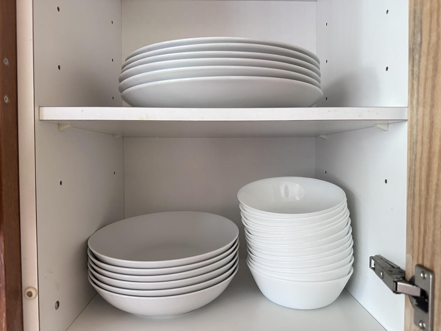 Chambre dans une colocation

Nous pouvons louer cette chambre meublée de manière simple et pratique, **limitée jusqu'au 31 mars 2027**, dans une belle maison et un emplacement spacieux à Küsnacht (Zürich) avec des liaisons rapides en transports publics. Il s'agit d'une colocation avec d'autres jeune