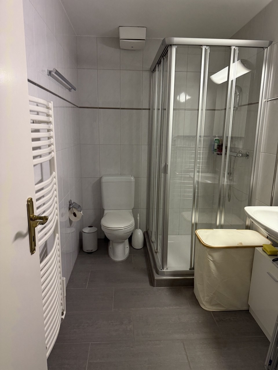 Chambre dans une colocation

Sous-louez une chambre dans un appartement magnifiquement ensoleillé, spacieux et confortable à Meilen. Vous aurez votre propre WC avec douche, une belle vue, une cave commune, des possibilités de parking, etc. Les candidatures masculines seront prises en considération. , photo 2 sur 3