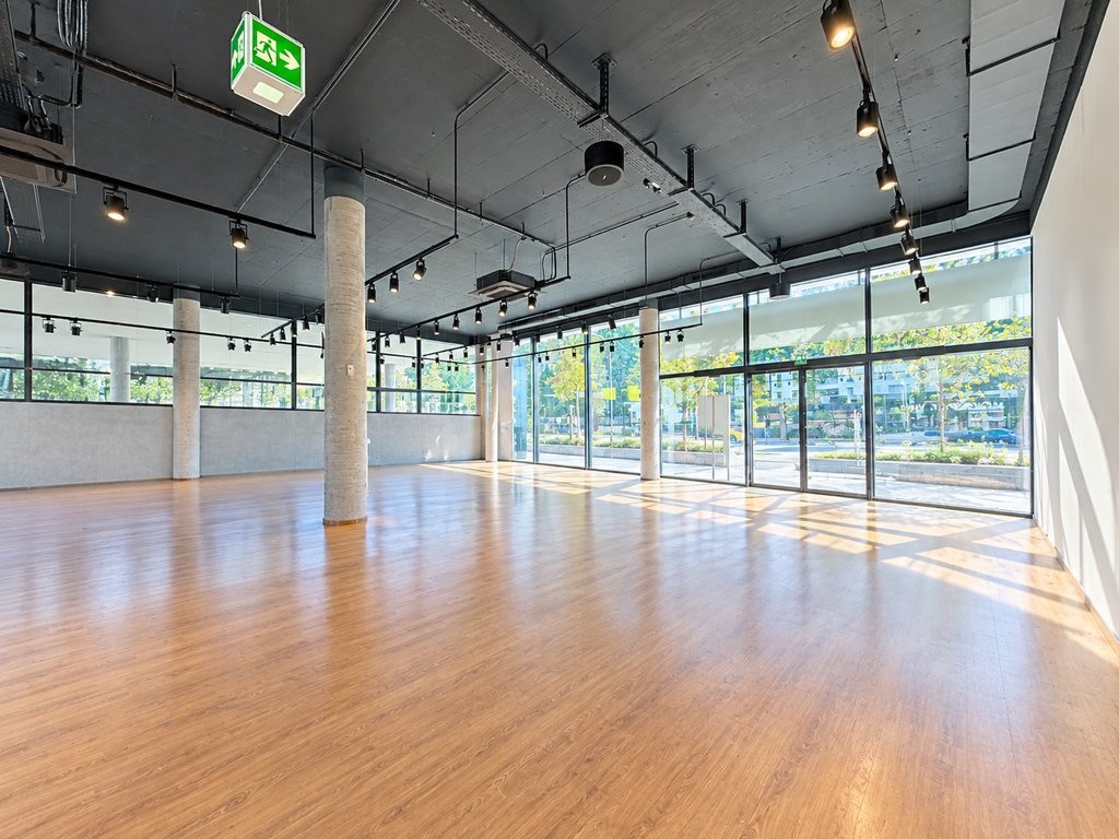 235m² commercial