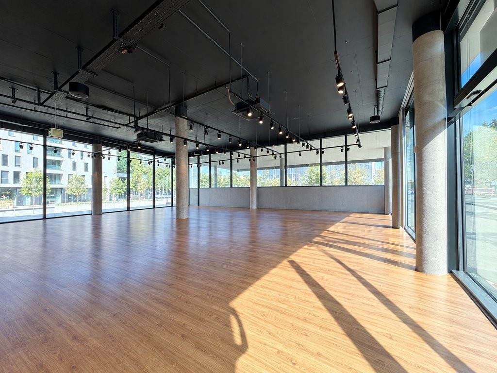 235m² commercial