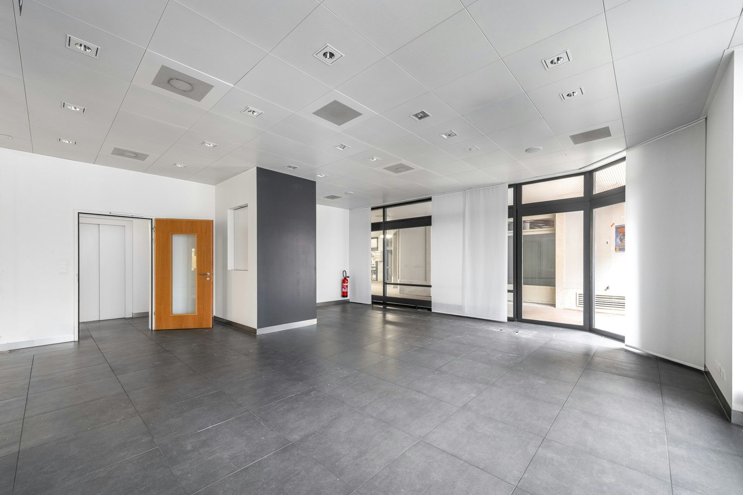 596m² commercial