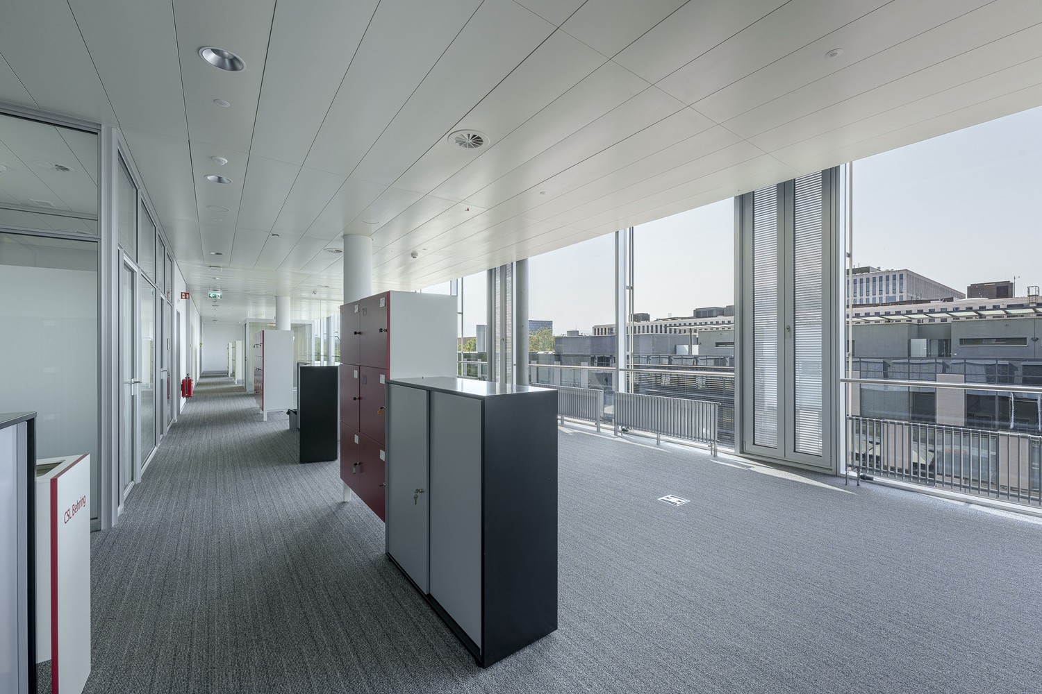 596-596m² office