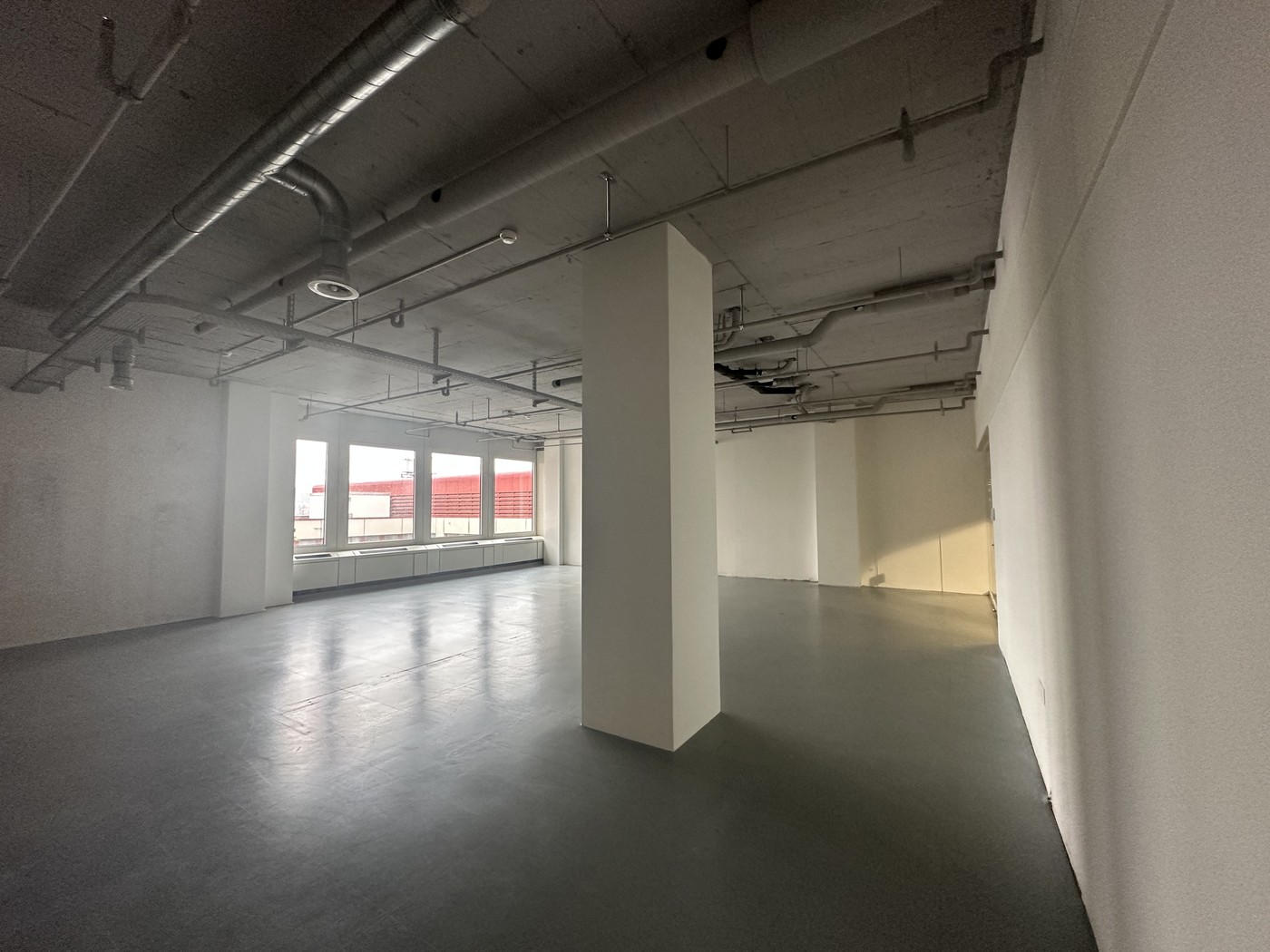 117m² bureau, photo 1 sur 3