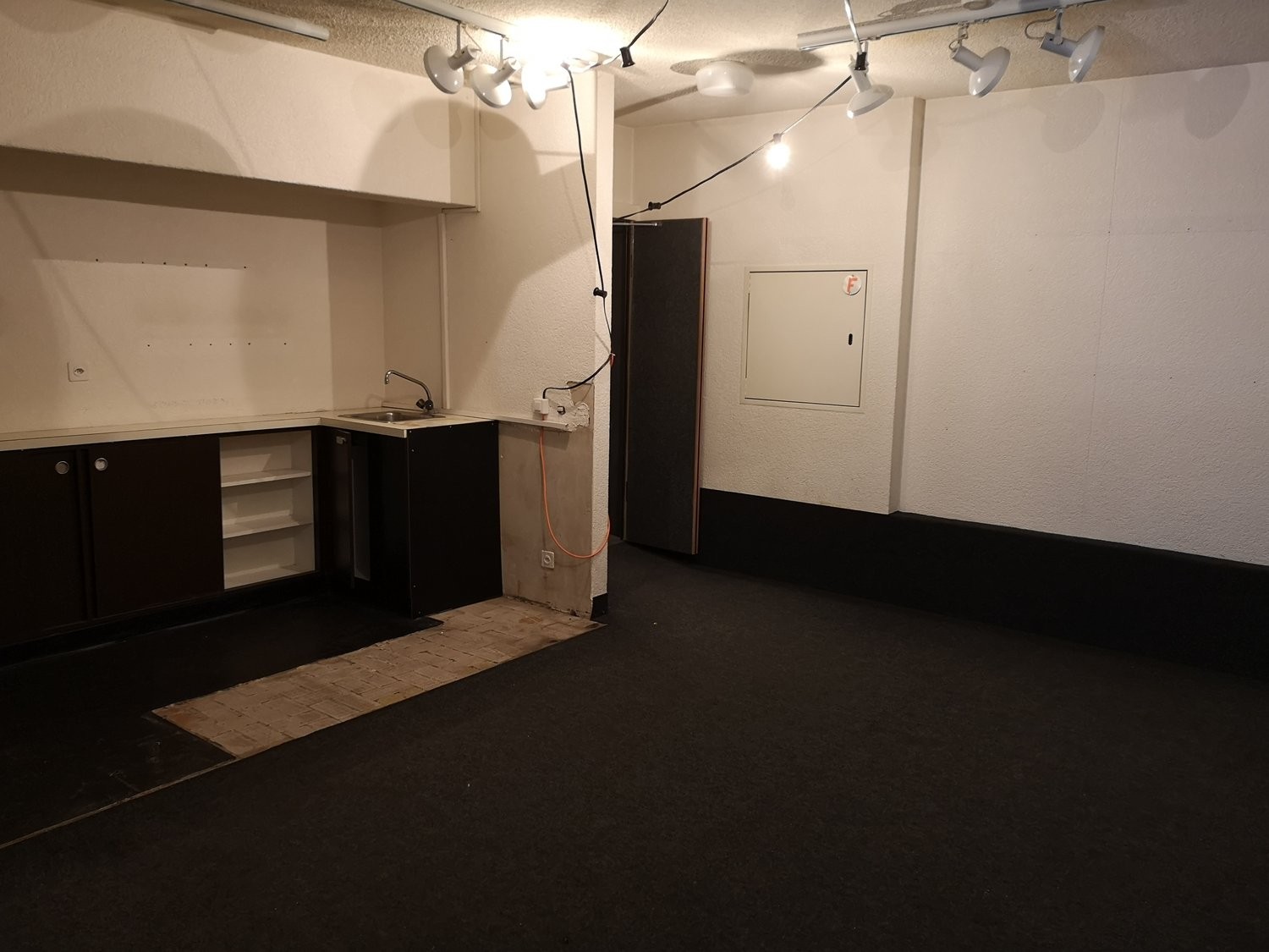 190m² shop