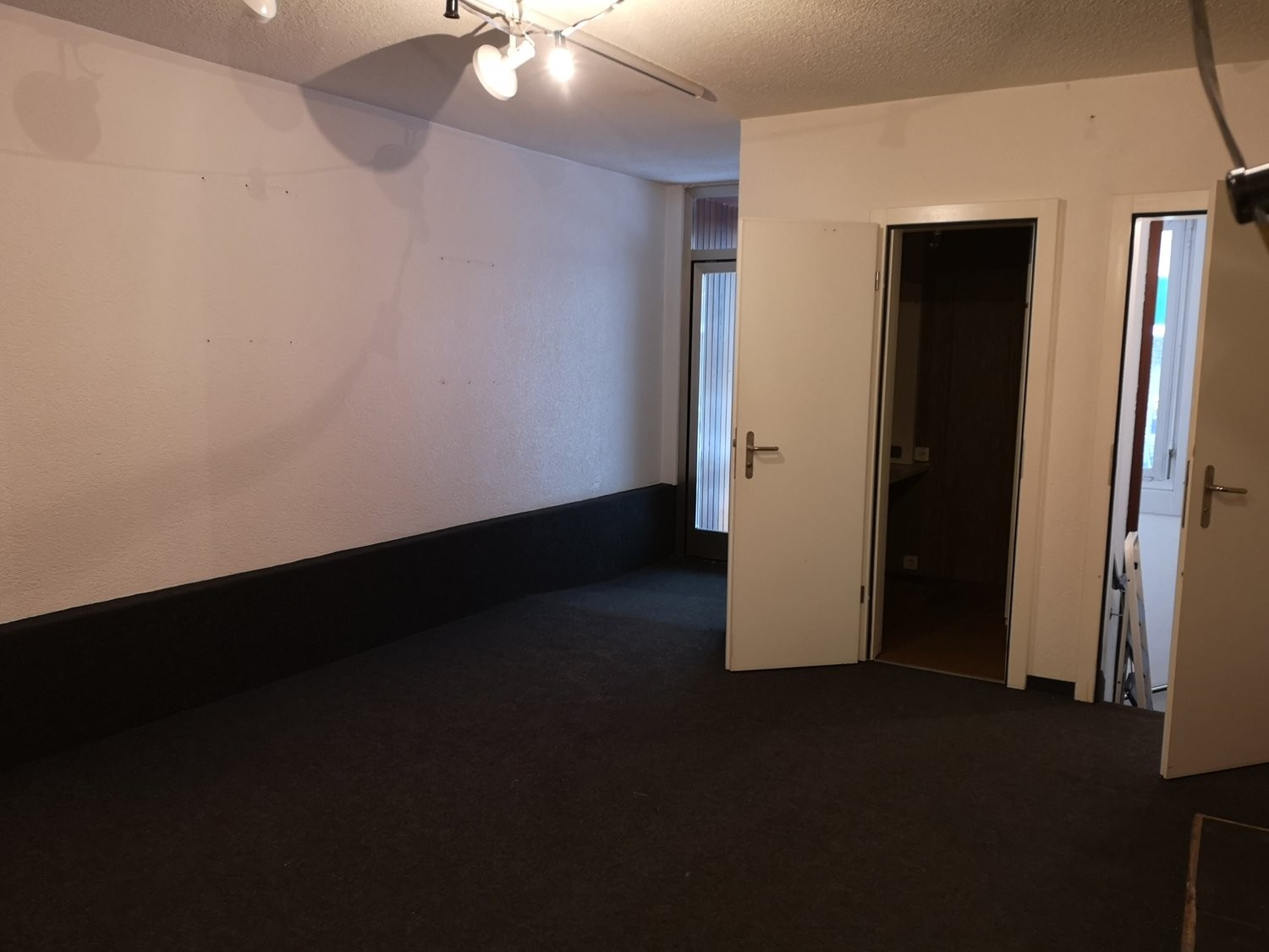 190m² shop