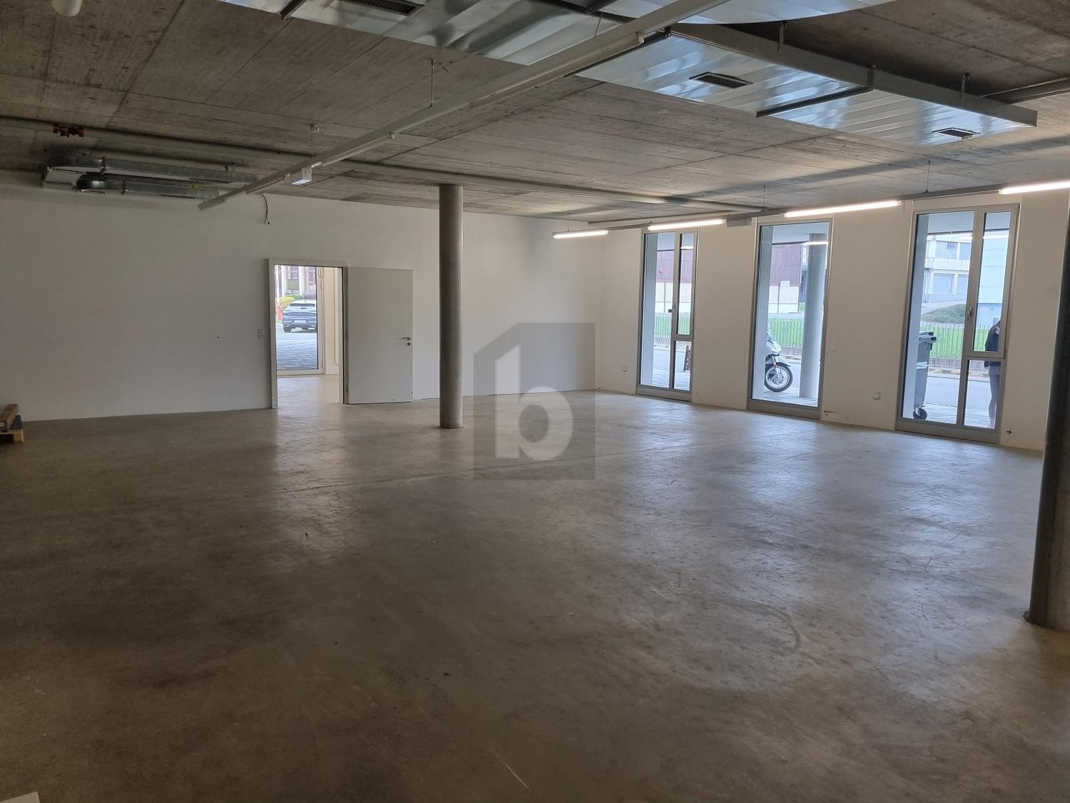 307m² storage room