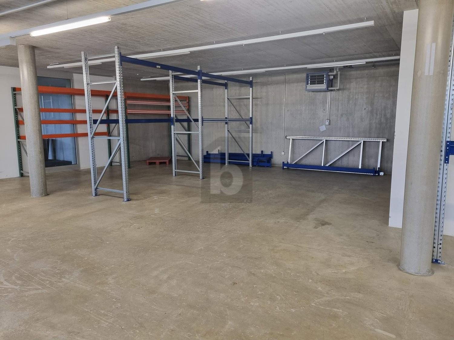 307m² storage room