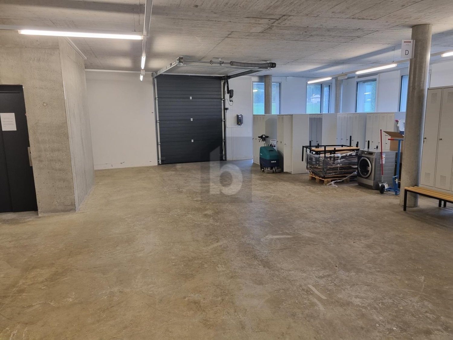 307m² storage room